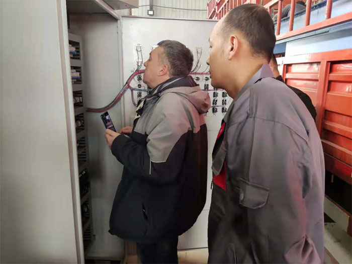 俄罗斯用户正在参观抛丸机的电控箱 俄罗斯用户正在参观抛丸机的电控箱